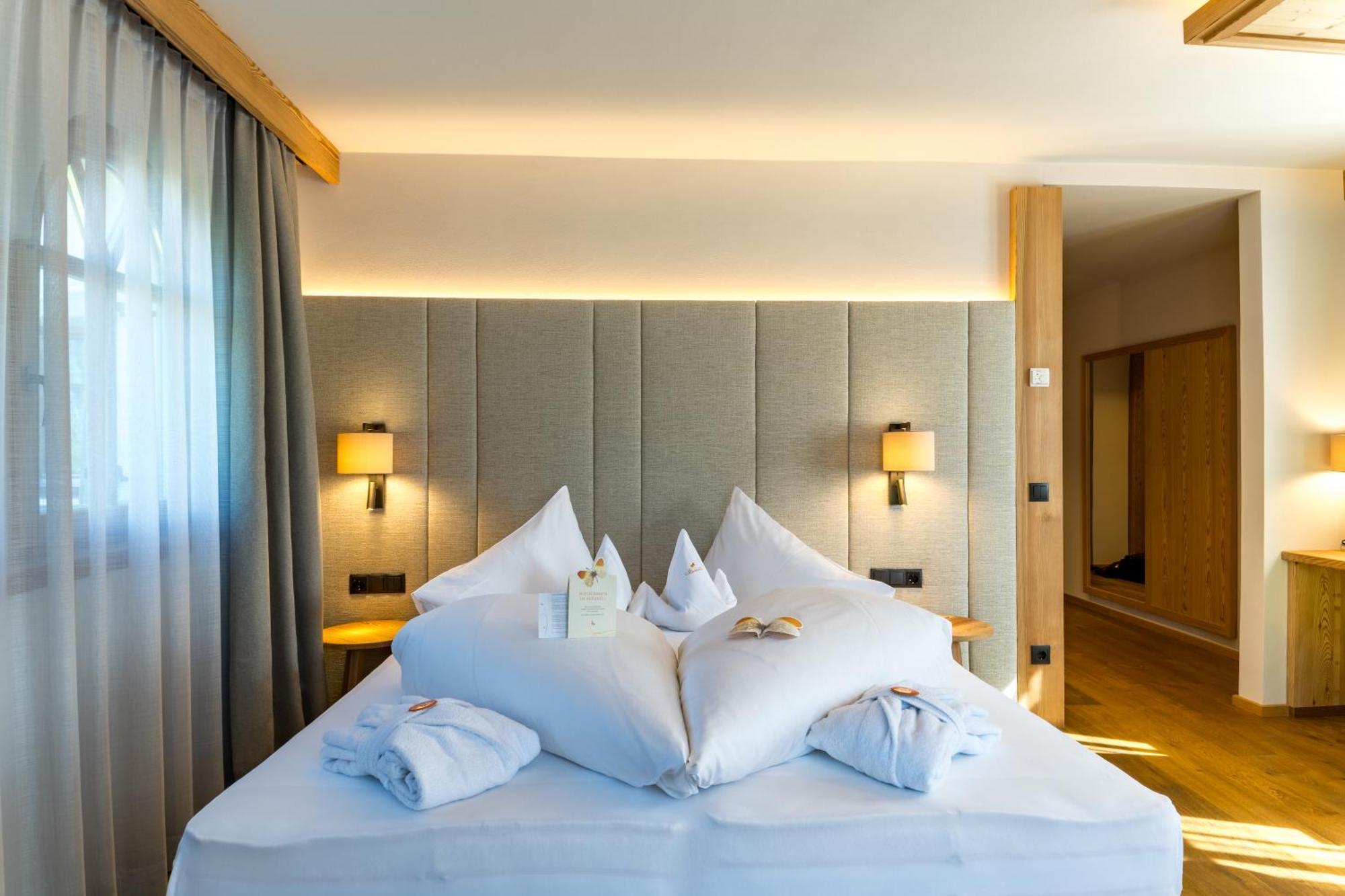 Mirabell Dolomites Hotel - Luxury Ayurveda & Spa Olang ภายนอก รูปภาพ