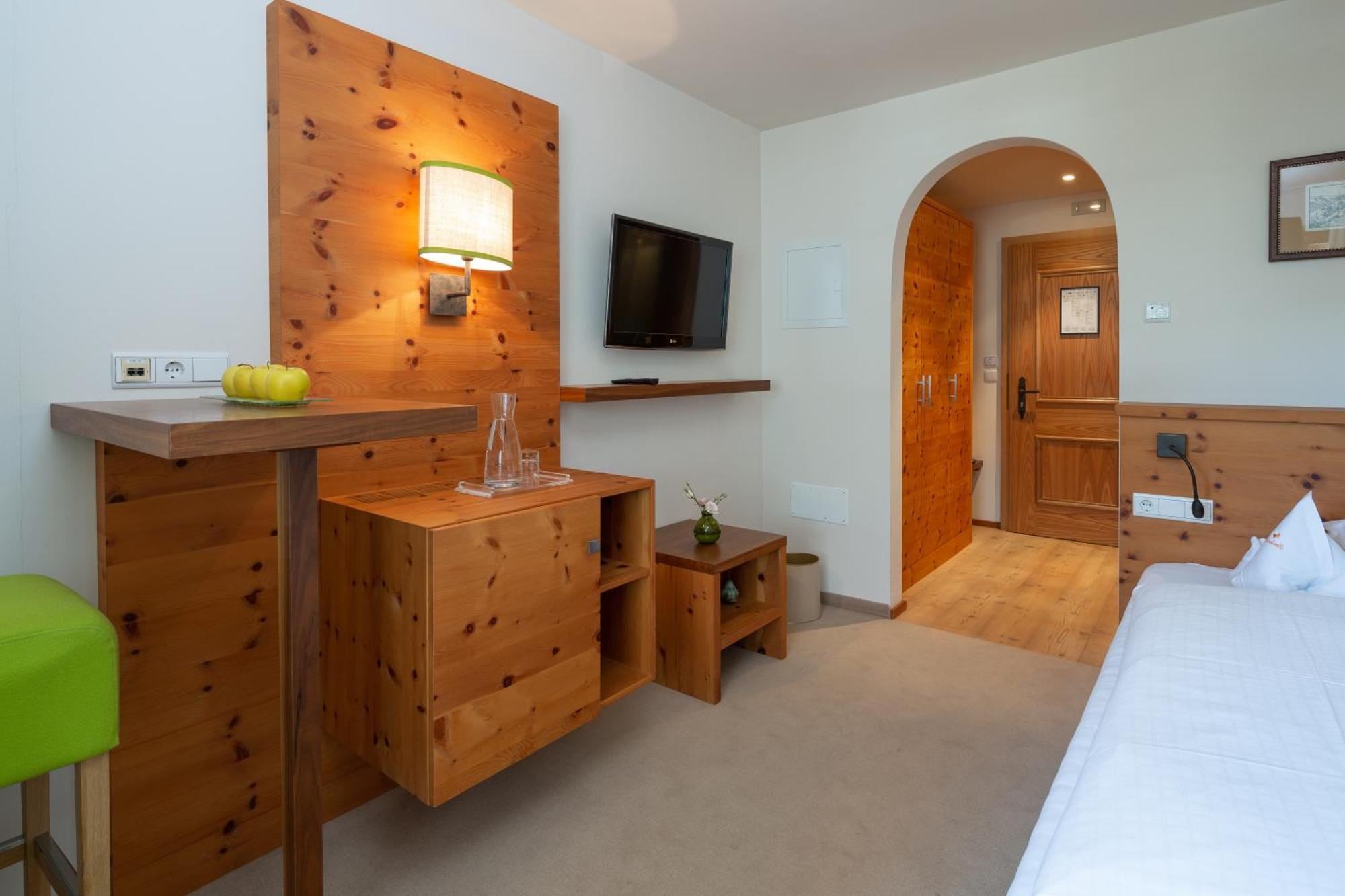 Mirabell Dolomites Hotel - Luxury Ayurveda & Spa Olang ภายนอก รูปภาพ