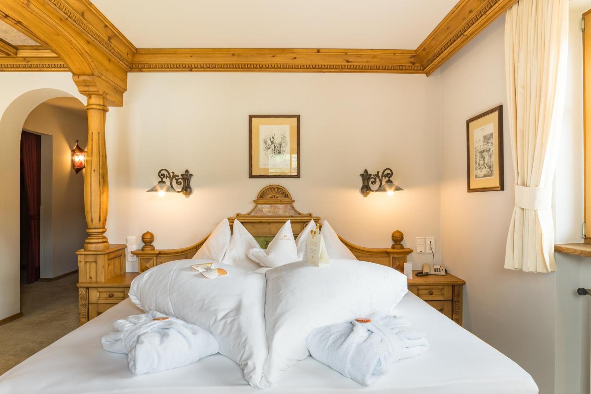 Mirabell Dolomites Hotel - Luxury Ayurveda & Spa Olang ภายนอก รูปภาพ