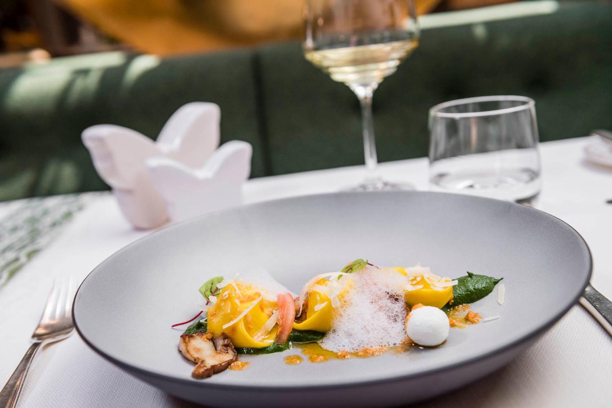 Mirabell Dolomites Hotel - Luxury Ayurveda & Spa Olang ภายนอก รูปภาพ