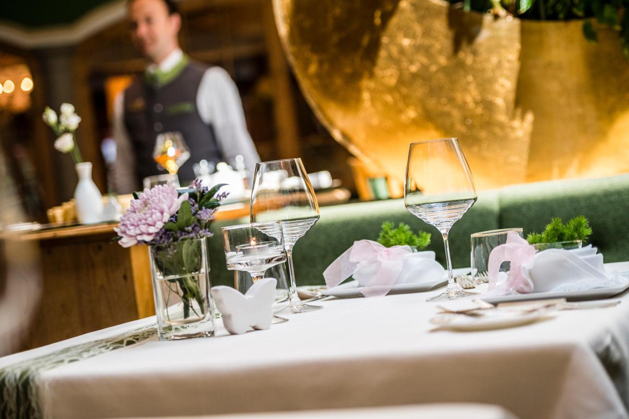 Mirabell Dolomites Hotel - Luxury Ayurveda & Spa Olang ภายนอก รูปภาพ