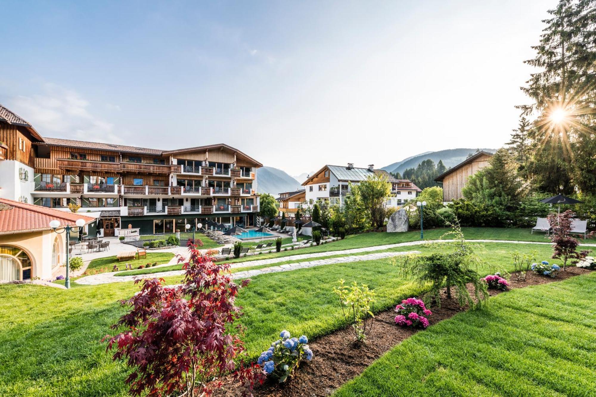 Mirabell Dolomites Hotel - Luxury Ayurveda & Spa Olang ภายนอก รูปภาพ