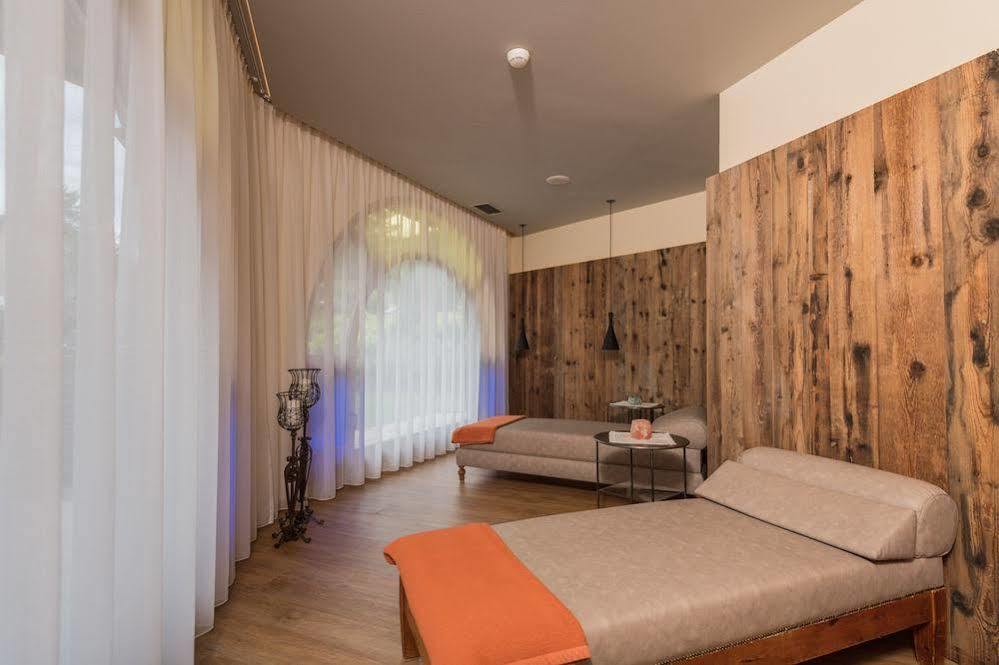 Mirabell Dolomites Hotel - Luxury Ayurveda & Spa Olang ภายนอก รูปภาพ